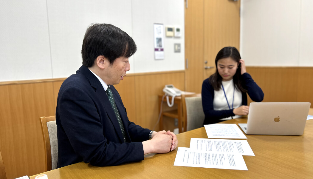 平田学園・渡辺常務理事とタイテル・ビズ担当者の写真1