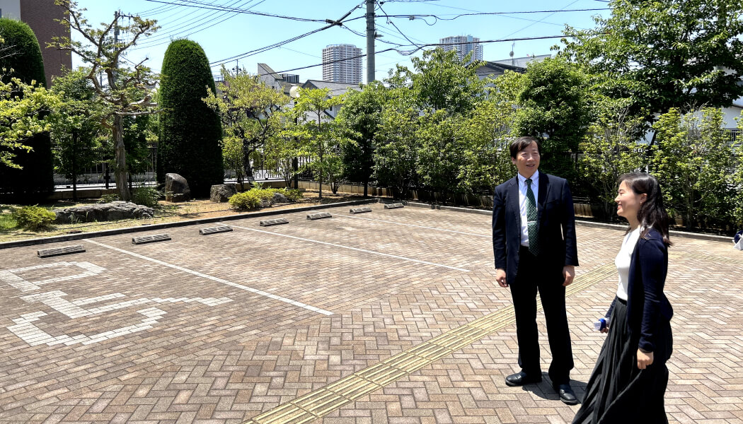 平田学園・渡辺常務理事とタイテル・ビズ担当者の写真2